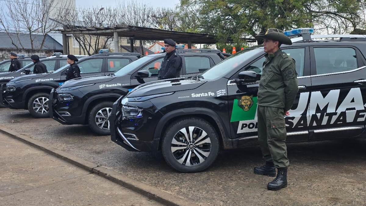 Nuevos móviles policiales entregados a la policía del departamento San Javier, incluyendo dos destinados a reforzar la seguridad en Romang.