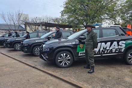 Nuevos móviles policiales entregados a la policía del departamento San Javier, incluyendo dos destinados a reforzar la seguridad en Romang.