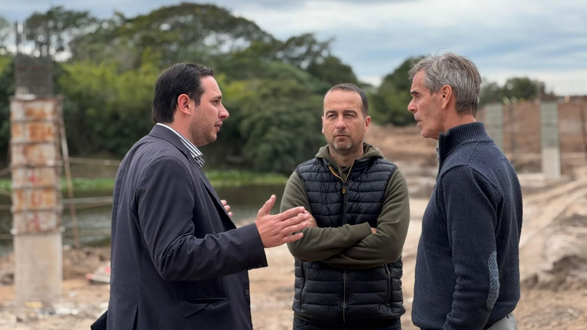El intendente Cristian Marega junto a Horacio Schervinsky y Pablo Seghezzo recorren la obra del puente sobre el arroyo Pindó