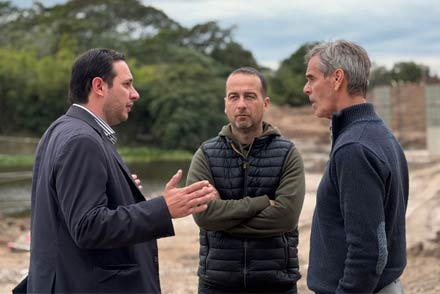 El intendente Cristian Marega junto a Horacio Schervinsky y Pablo Seghezzo recorren la obra del puente sobre el arroyo Pindó