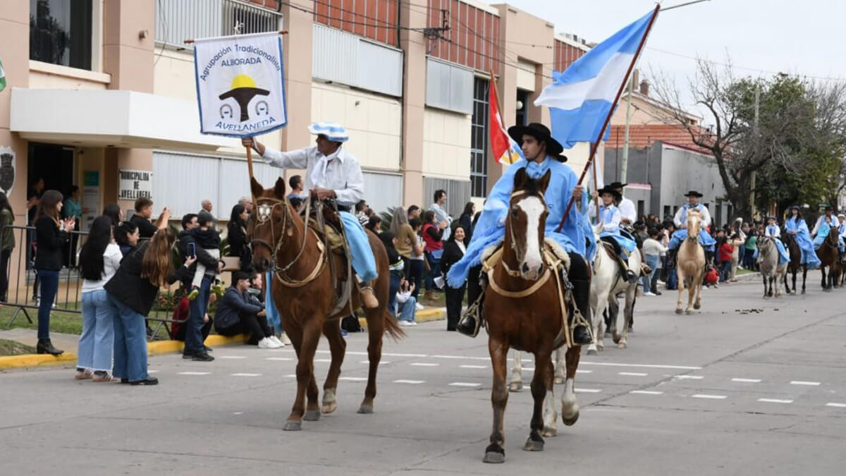 Desfile realizado en 2024 en honor a la bandera y al general Manuel Belgrano en la ciudad de Avellaneda.