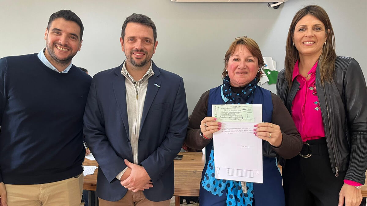 Intendente Gonzalo Braidot entregando aportes del FAE a representantes de escuelas de Avellaneda