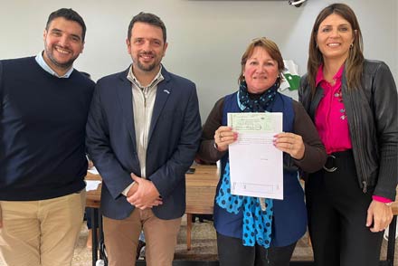 Intendente Gonzalo Braidot entregando aportes del FAE a representantes de escuelas de Avellaneda
