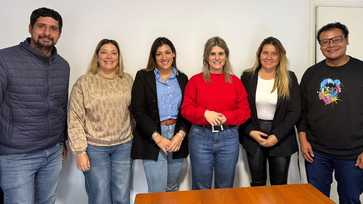 La diputada Charo Mancini junto a los responsables de turismo de Florencia, Las Toscas y Villa Ocampo durante el encuentro por el 13° Canotaje Jaaukanigás.
