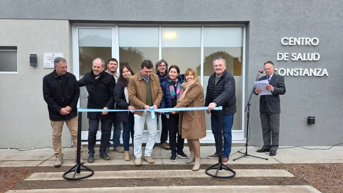 Autoridades inaugurando el centro de salud de Constanza durante el acto oficial.