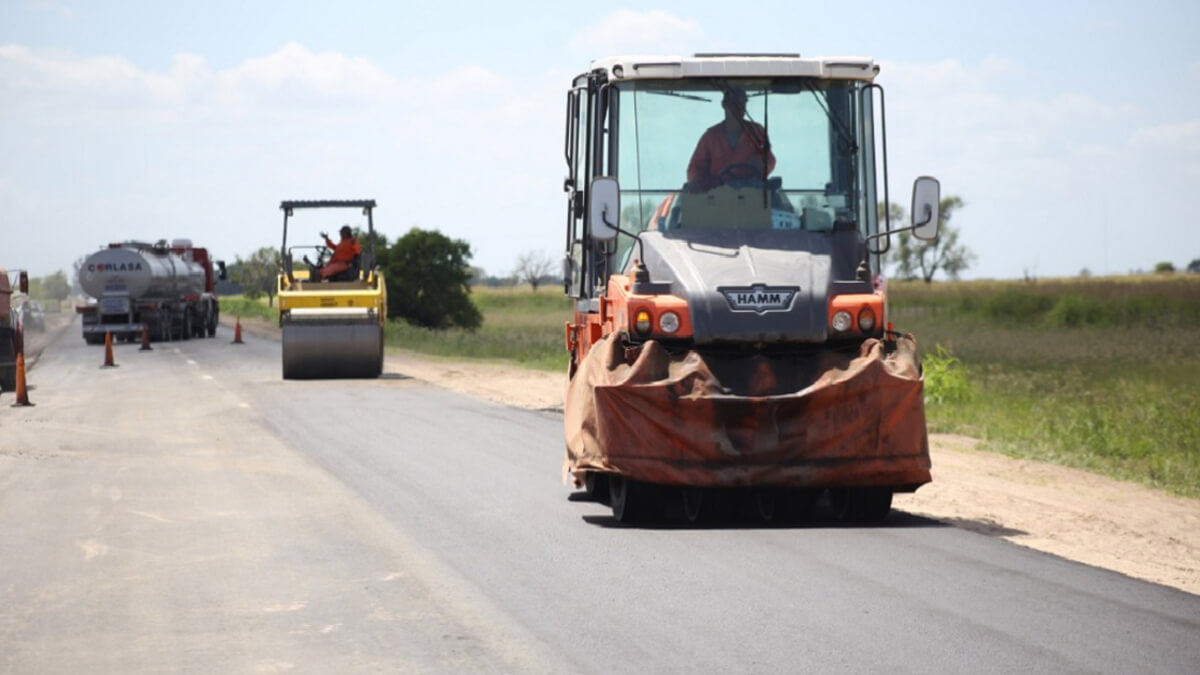 Trabajos de reparación y mantenimiento de calzada en una ruta provincial de Santa Fe, con maquinaria de Vialidad Provincial y operarios