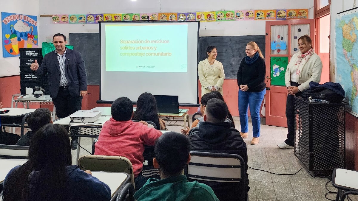 Estudiantes participando activamente en la capacitación sobre gestión de residuos.