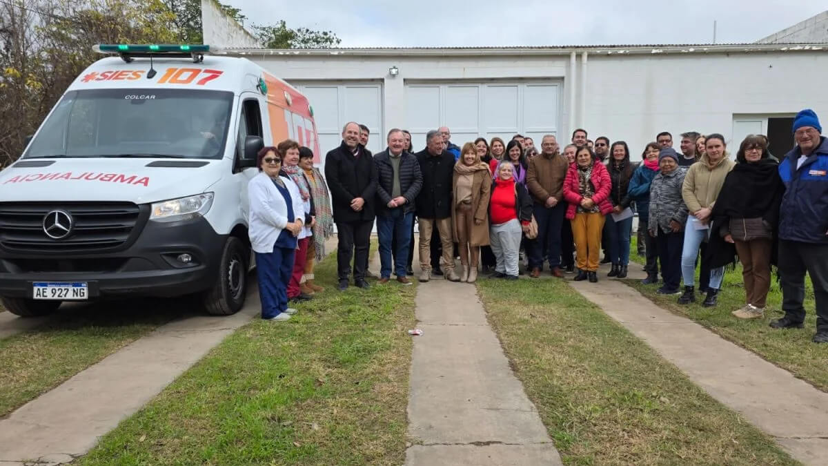 Momento de la entrega de la nueva ambulancia al SAMCo de Villa Trinidad, con autoridades provinciales y locales presentes.