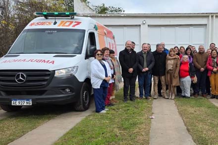 Momento de la entrega de la nueva ambulancia al SAMCo de Villa Trinidad, con autoridades provinciales y locales presentes.
