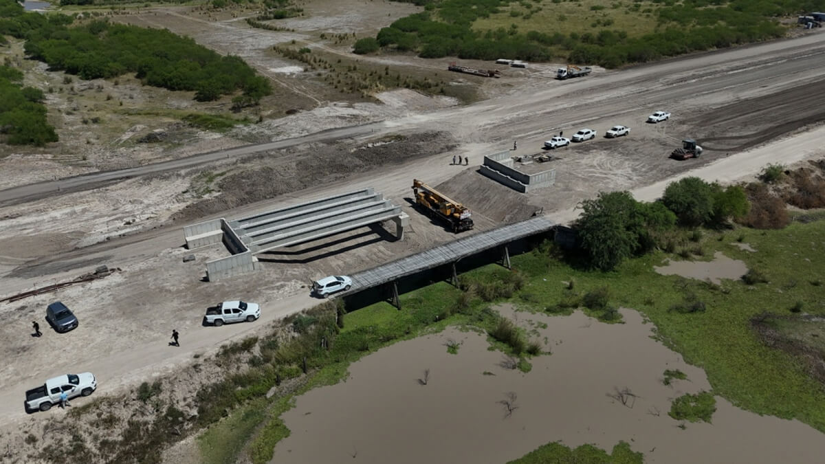 Obras de construcción de puentes de hormigón en la Ruta Provincial 98s entre Moussy y La Sarita