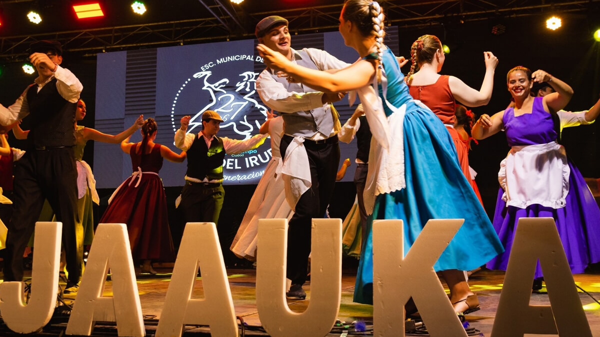 Danzas tradicionales en la Fiesta Nacional de los Humedales 'Jaaukanigás' 2025 en Villa Ocampo, celebrando la cultura y el ecoturismo.