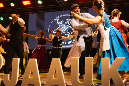 Danzas tradicionales en la Fiesta Nacional de los Humedales 'Jaaukanigás' 2025 en Villa Ocampo, celebrando la cultura y el ecoturismo.