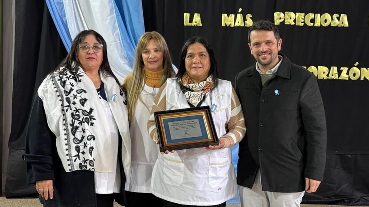 El intendente Gonzalo Braidot entrega una placa conmemorativa a la Escuela Nº 1349 en su 30º aniversario.