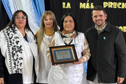 El intendente Gonzalo Braidot entrega una placa conmemorativa a la Escuela Nº 1349 en su 30º aniversario.