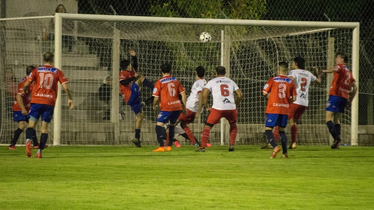Partido de fútbol de la Liga Reconquistense en acción