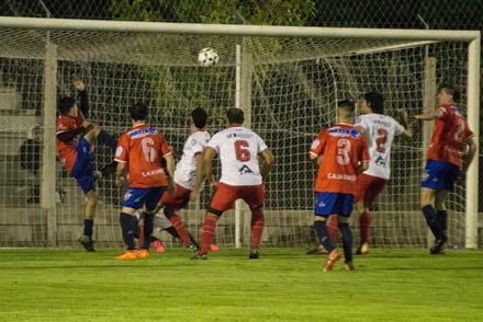 Partido de fútbol de la Liga Reconquistense en acción