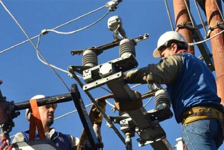 Personas de la EPE realizando mantenimineto en redes eléctricas