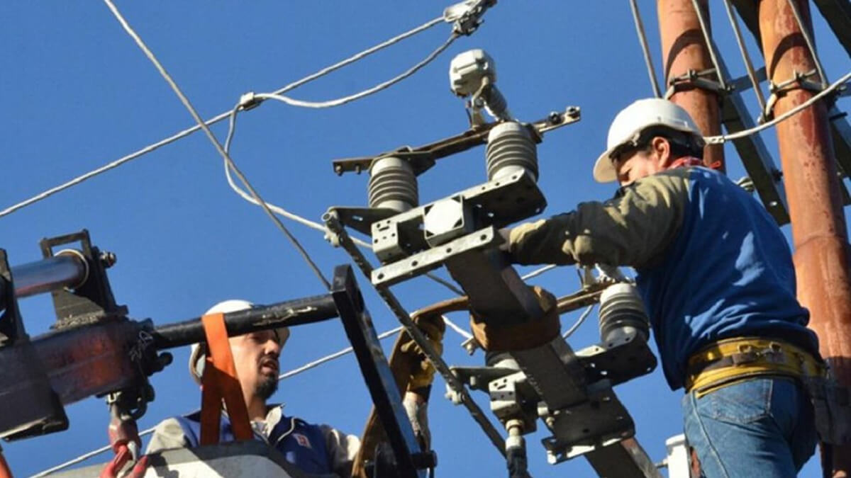 Personas de la EPE realizando mantenimineto en redes eléctricas