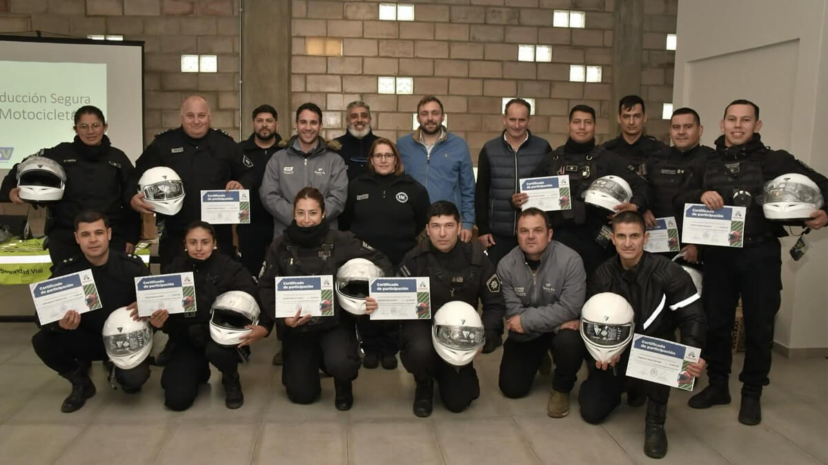 Participantes del curso en Avellaneda exhiben sus certificados tras la clínica de conducción segura.