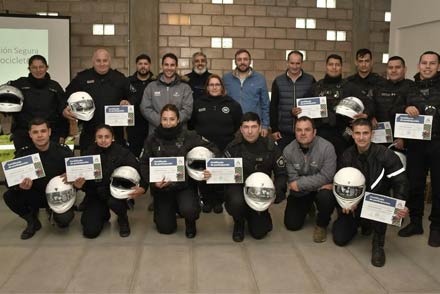 Participantes del curso en Avellaneda exhiben sus certificados tras la clínica de conducción segura.v