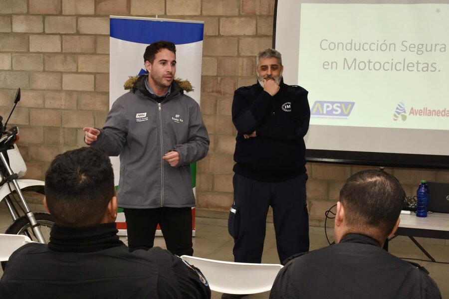 Momento de la capacitación  en conducción segura en motocicletas