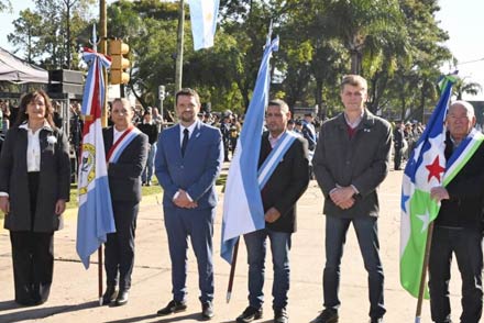 El intendente Gonzalo Braidot junto a autoridades, abanderados y escoltas en el acto cívico militar por el Día de la Bandera en Avellaneda, celebrando la conmemoración patria.