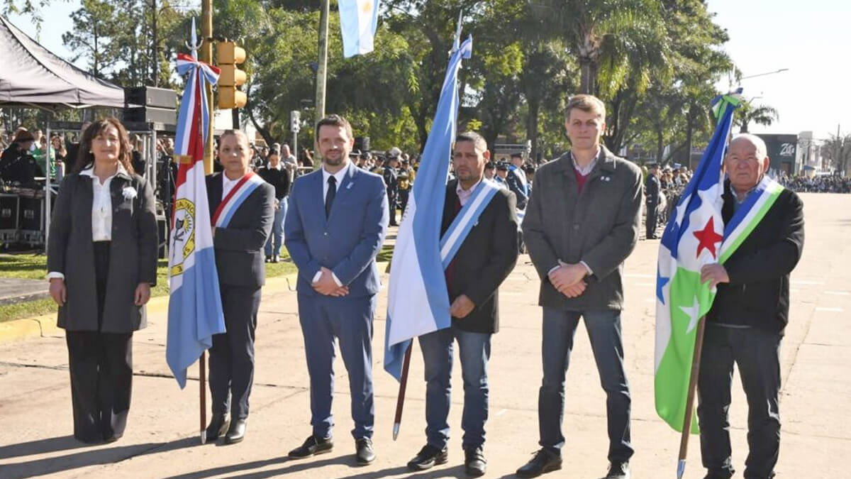 El intendente Gonzalo Braidot junto a autoridades, abanderados y escoltas en el acto cívico militar por el Día de la Bandera en Avellaneda, celebrando la conmemoración patria.