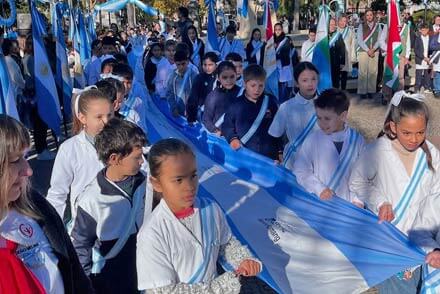 Acto oficial por el Día de la Bandera en Romang, con alumnos y autoridades participando de la ceremonia