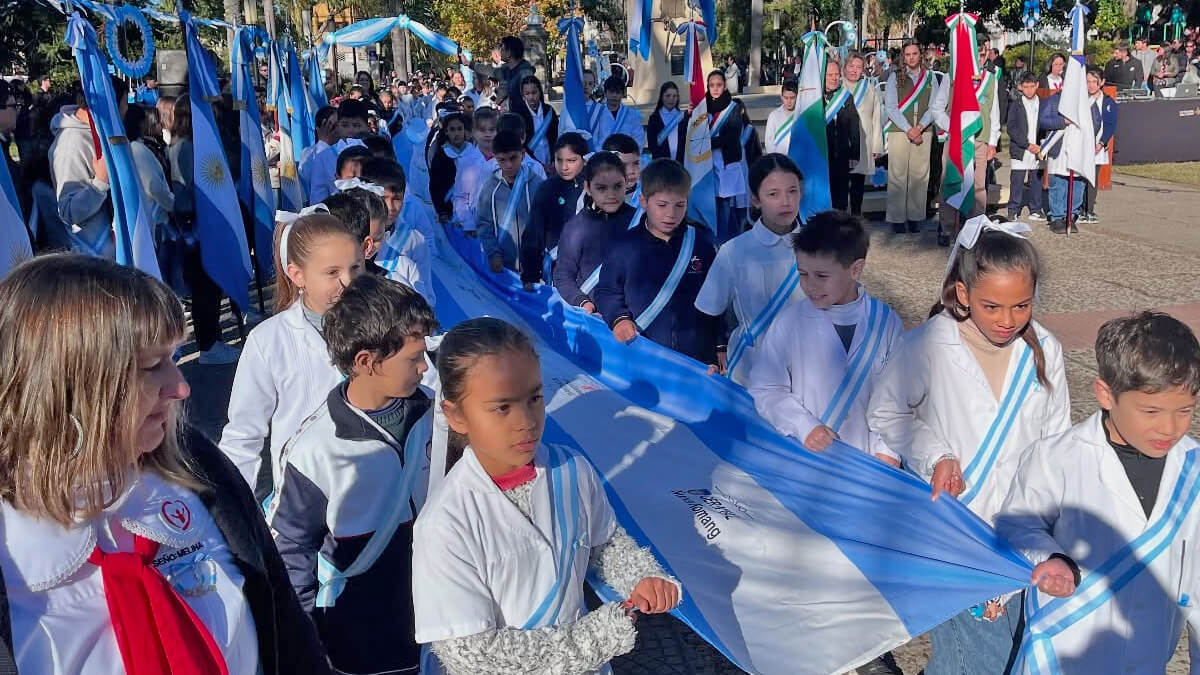 Acto oficial por el Día de la Bandera en Romang, con alumnos y autoridades participando de la ceremonia