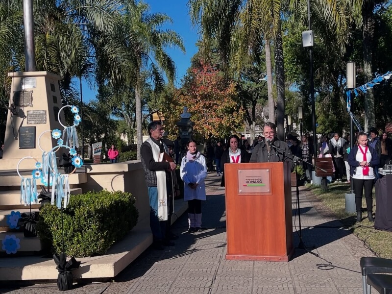 Acto por el Día de la Bandera en Romang