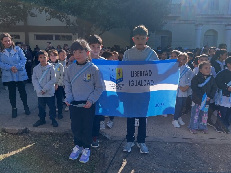Acto por el Día de la Bandera en Romang