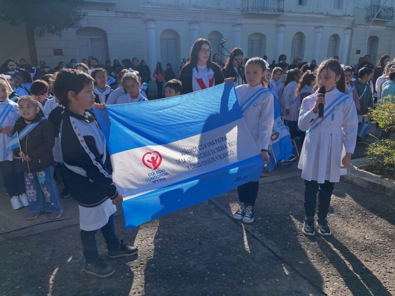 Acto por el Día de la Bandera en Romang