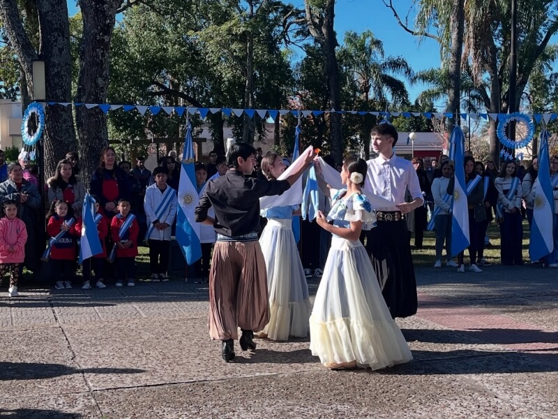 Acto por el Día de la Bandera en Romang