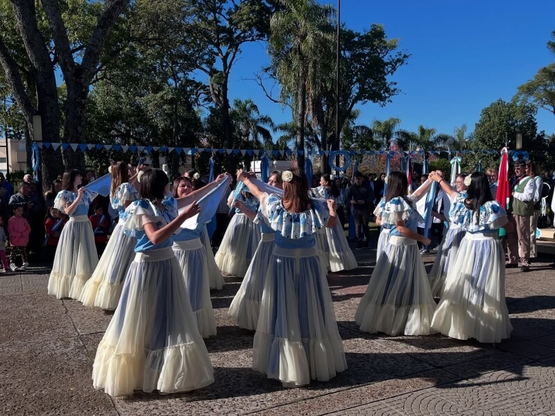 Acto por el Día de la Bandera en Romang