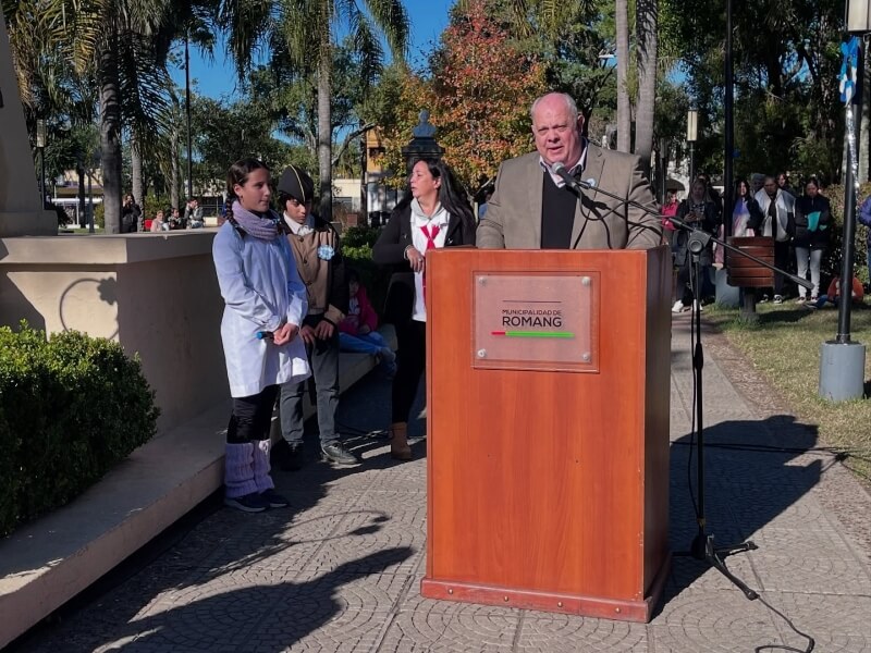 Acto por el Día de la Bandera en Romang