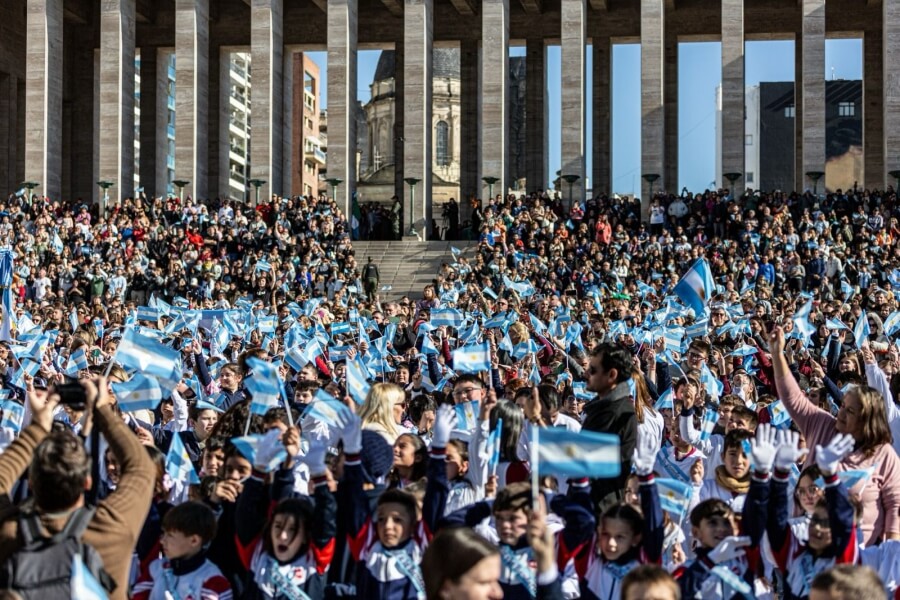 Mles de estudiantes de escuelas primarias de todo el país prometieron lealtad a la bandera argentina en el imponente Monumento Nacional a la Bandera