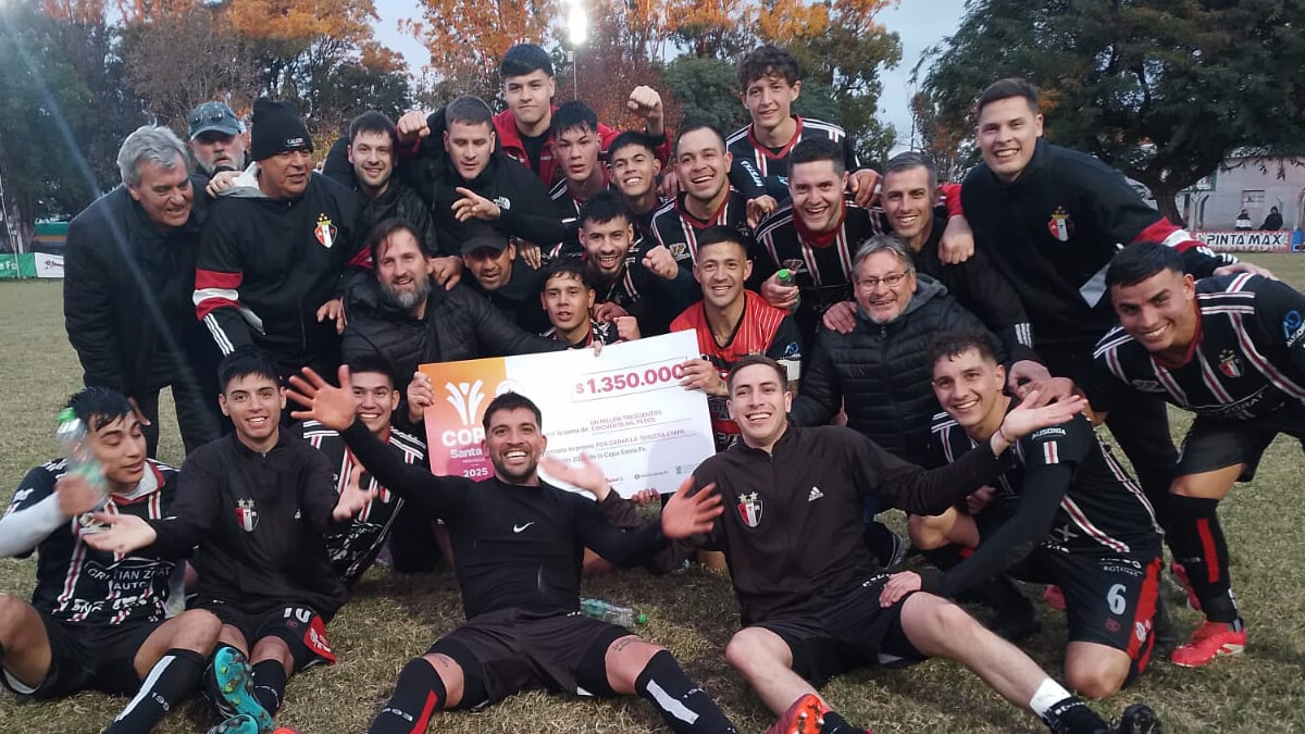 Jugadores de Atlético y Tiro celebrando su clasificación a octavos de final de la Copa Santa Fe en el campo de juego