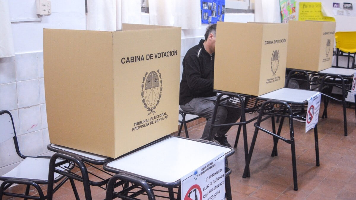 Cabinas de votación en las elecciones provinciales de Santa Fe 2025