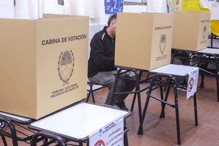Cabinas de votación en las elecciones provinciales de Santa Fe 2025