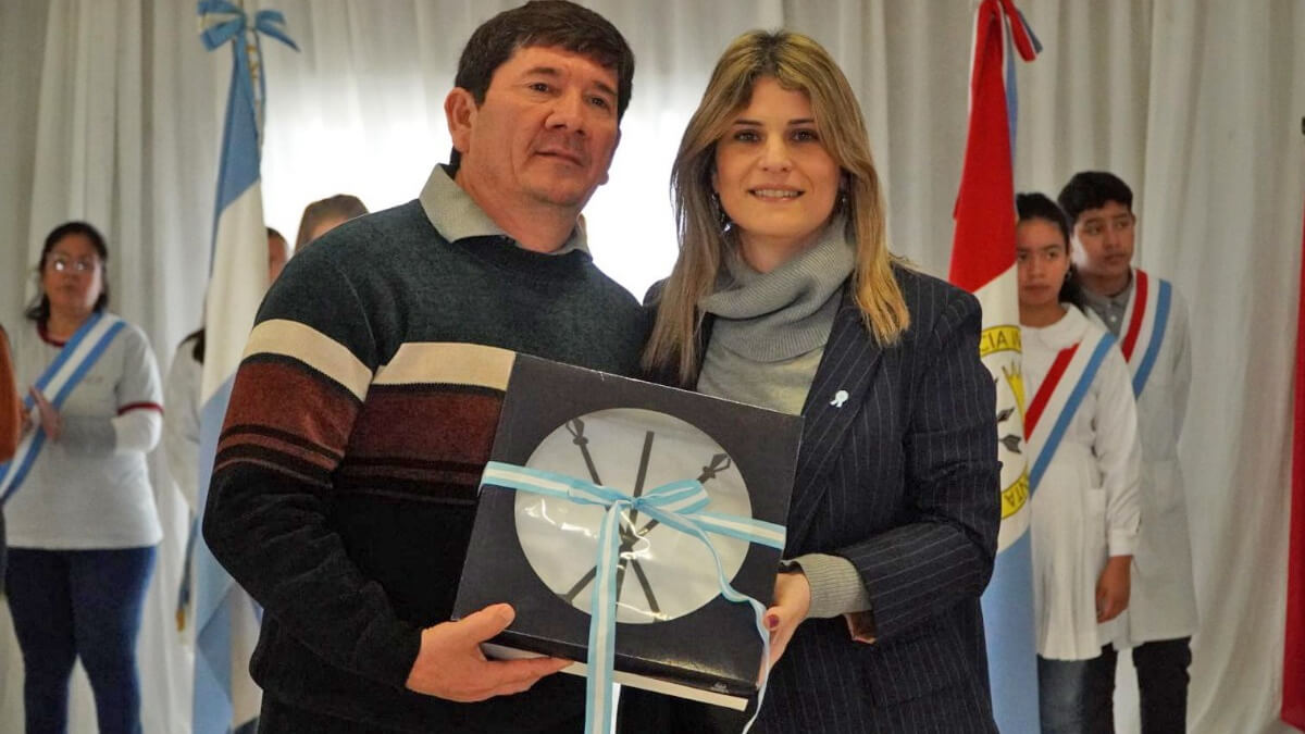 Diputada Charo Mancini entrega bandera de ceremonia en el 141° Aniversario de San Antonio de Obligado