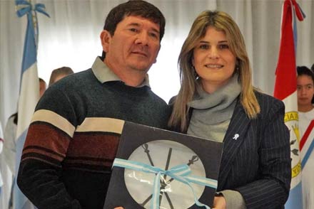 Diputada Charo Mancini entrega bandera de ceremonia en el 141° Aniversario de San Antonio de Obligado