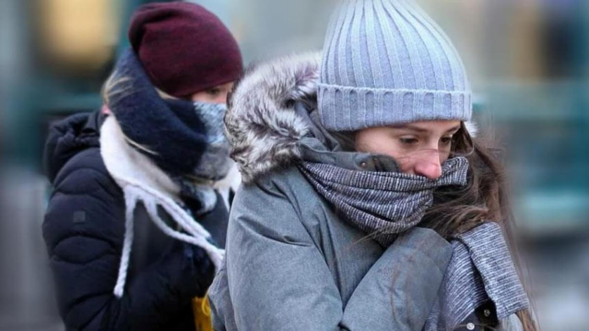 Personas abrigadas ante la entrada de una ola de frío en Santa Fe