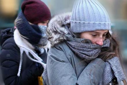 Personas abrigadas ante la entrada de una ola de frío en Santa Fe