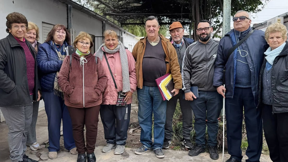 El diputado Sergio Rojas junto a integrantes del Centro de Jubilados y Pensionados de Vera