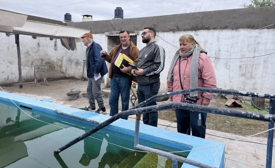 El diputado Sergio Rojas junto a integrantes del Centro de Jubilados y Pensionados de Vera recorriendo el sector de pileta
