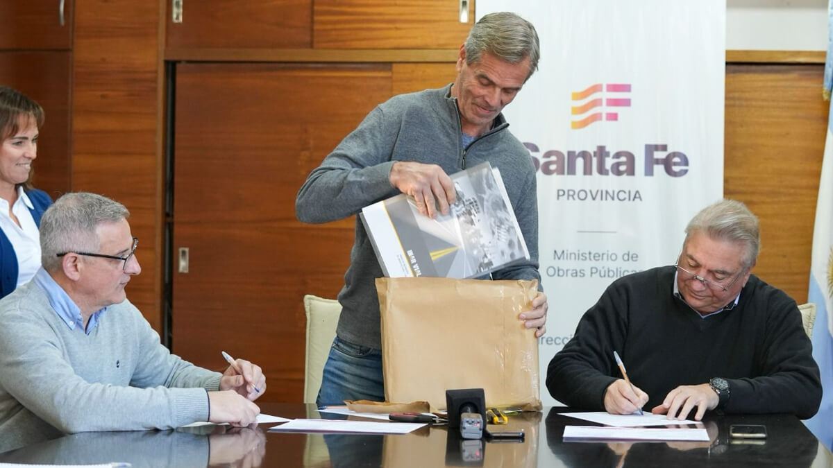Pablo Seghezzo, administrador de Vialidad Provincial, encabeza la apertura de sobres de la licitación para obras de reparación de rutas en Santa Fe.