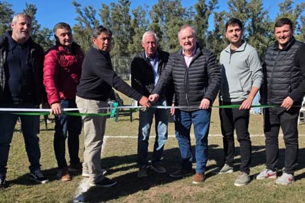 Momento del corte de cintas que dejó habilitada la cancha de fútbol "El sueño de todos" en Suardi