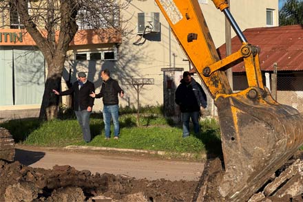 Obras de repavimentación en calle Alberdi de Villa Ocampo, con maquinaria vial y operarios trabajando.