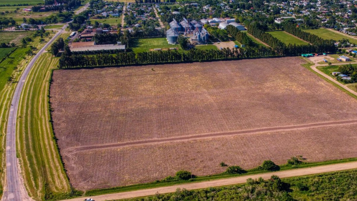 Vista aérea del sector de Romang donde se desarrollará el nuevo Área Industrial, mostrando terrenos disponibles y ubicación estratégica