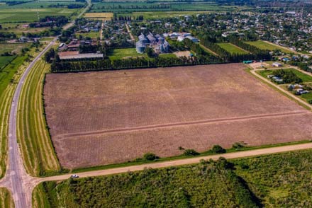 Vista aérea del sector de Romang donde se desarrollará el nuevo Área Industrial, mostrando terrenos disponibles y ubicación estratégica